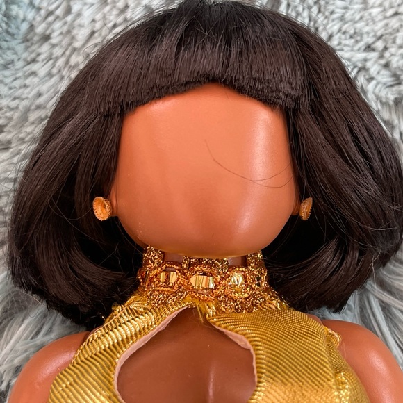 Sass n Class ANNIE LEE “Glamorous in Gold” 17.5” Doll - Picture 5 of 6